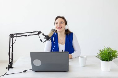 Radyo, bloglama, yayın konsepti - Genç kadın radyo üzerinde çalışıyor