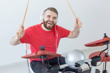 Davulcu, hobiler ve müzik konsepti - elektronik davul çalan kırmızı gömlekli genç adam davulcusu