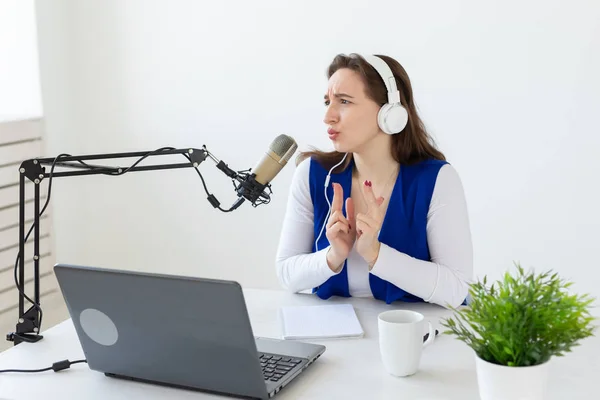 Radio, blogging, concepto de podcasting - mujer joven trabajando como dj en la radio . — Foto de Stock