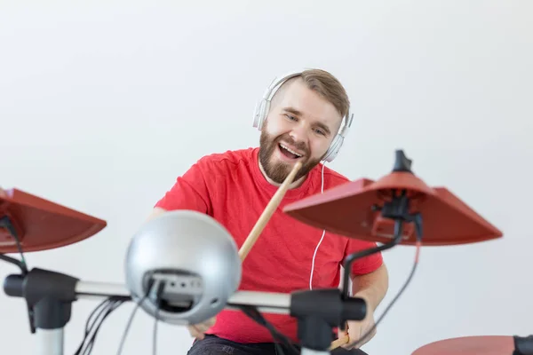 Gente, música y concepto de hobby - Hombre feliz que pasa su tiempo libre tocando la batería — Foto de Stock