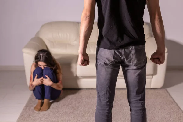 Domestic violence, alcoholic and abuse concept - drunk man abusing his wife — Stock Photo, Image