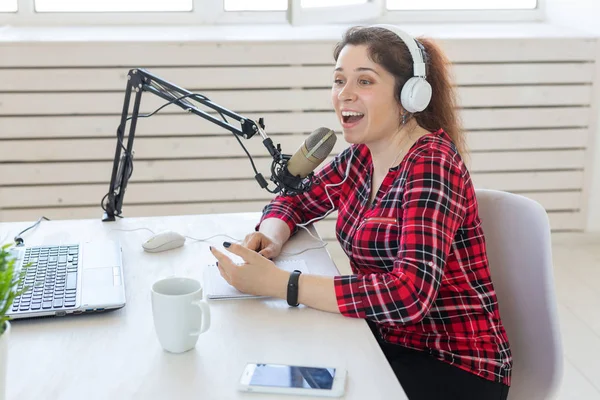 Radio, blogging, concepto de podcasting - mujer joven presentadora en la radio — Foto de Stock