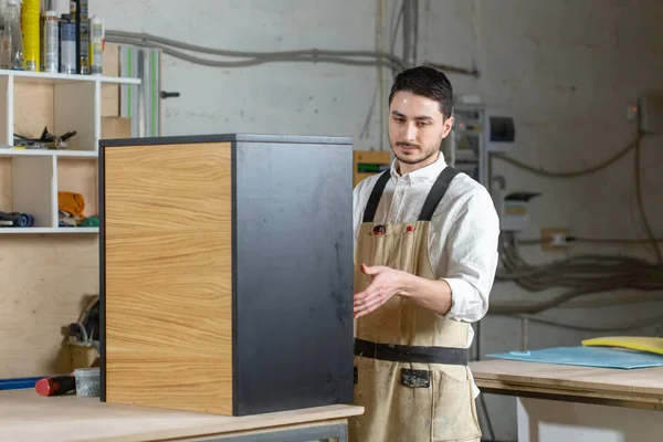 Meubelfabriek en kleine en middelgrote ondernemingen concept-man verzamelt meubel Details — Stockfoto