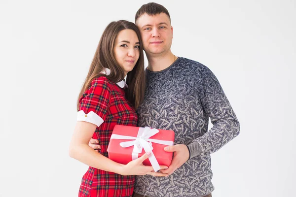 Άντρας και γυναίκα κρατούν κουτί δώρου. Γιορτάστε ένα ευτυχισμένο νέο έτος — Φωτογραφία Αρχείου