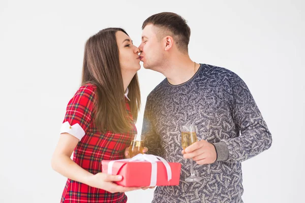 Muž a žena držící dárkovou krabici a sklenice šampaňského. Ohňostroj slaví šťastný nový rok — Stock fotografie