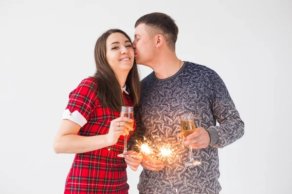 Αγαπημένο ζευγάρι που κρατάει σπίθες και ποτήρια σαμπάνιας. Πυροτέχνημα γιορτάζουν τη νύχτα ευτυχισμένο το νέο έτος — Φωτογραφία Αρχείου