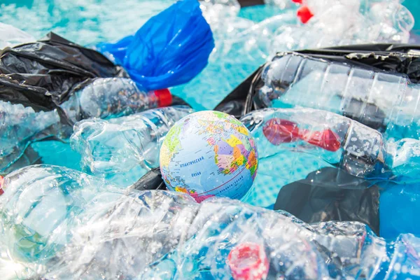 Ufa, Ρωσία-25 Ιουλίου 2019: πρόβλημα απορριμμάτων, ανακύκλωση πλαστικών, ρύπανση και περιβαλλοντική αντίληψη-ρύπανση από πλαστικά σκουπίδια στο υδάτινο περιβάλλον, η γήινη υδρόγειο επιπλέει στα σκουπίδια — Φωτογραφία Αρχείου