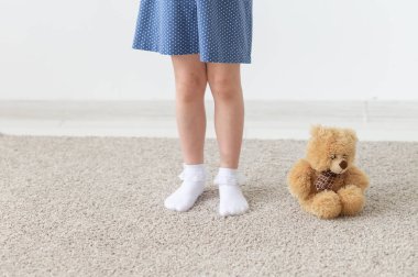 Beyaz bir arka plan üzerinde mavi polka nokta elbise poz Büyüleyici küçük kız. Klasik çocuk giyim ve şık çocuk kavramı.