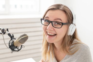 Radyo, blog, yayın konsepti - kadın DJ 'in yakın çekimi radyo üzerinde çalışıyor