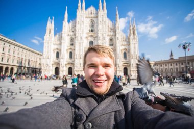 İtalya, gezi ve seyahat kavramı - katedral Duomo Milan önünde selfie güvercinler ile alarak komik adam