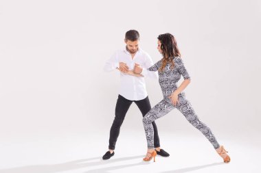 Kopya alanı ile beyaz arka planda performans ustaca dansçılar. Şehvetli çift sanatsal ve duygusal çağdaş dans performans