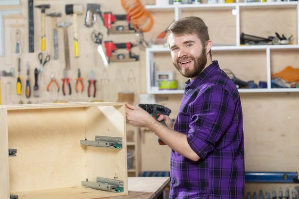 Manifattura, piccole imprese e concetto di lavoratore - uomo che lavora nella fabbrica di mobili — Foto Stock