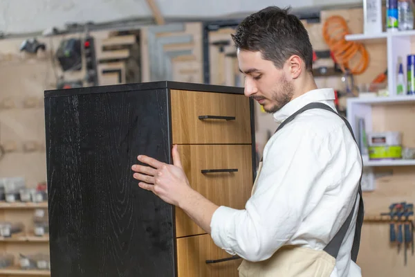 Meubelfabriek en kleine en middelgrote ondernemingen concept-man verzamelt meubel Details — Stockfoto