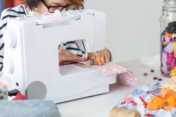 Diseñador de ropa, costurera, concepto de la gente - costurera mujer que trabaja en su estudio — Foto de Stock