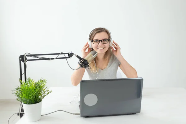 Radio, blogging, podcasting - giovane donna che lavora come dj alla radio . — Foto Stock