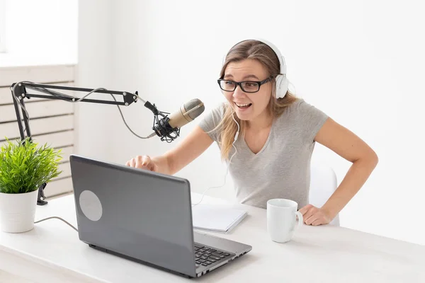 Podcasting, dj y concepto de difusión - Presentador o anfitrión en el programa de alojamiento de la estación de radio para la radio — Foto de Stock