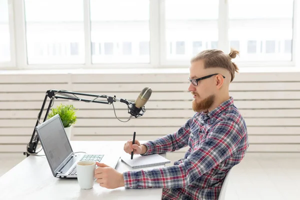 Concepto de bloguero, streamer y gente - Divertido joven DJ trabajando en la radio — Foto de Stock