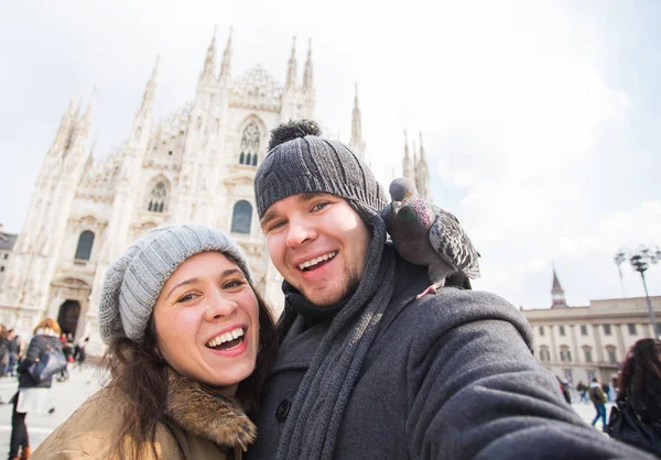 Seyahat ve tatil kavramı - Milano Duomo Katedrali önünde komik güvercinler ile kendi kendine portre alarak mutlu turistler kış — Stok fotoğraf