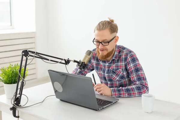 Concepto de bloguero, streamer y gente - Divertido joven DJ trabajando en la radio — Foto de Stock