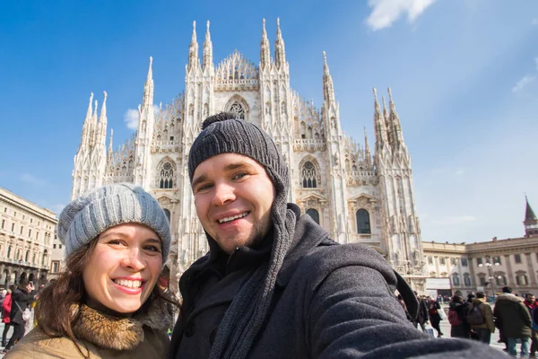 Komik çift Milano Duomo Meydanı'nda kendi kendine portre çekici. Kış seyahat, İtalya ve ilişki kavramı — Stok fotoğraf
