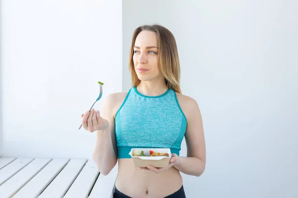 Alimentazione sana, dieta e concetto di fitness - giovane donna che mangia verdure e carne dopo l'allenamento — Foto Stock