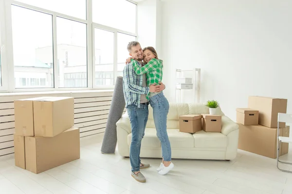 Любляча молода пара охоплює радість у переїзді в їх новий будинок. Концепція переїзду та утеплення молодої сім'ї . — стокове фото