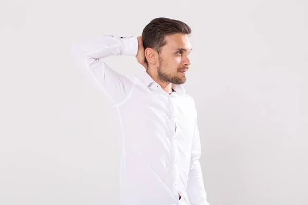 白い背景に立つカジュアルなシャツを着たハンサムな幸せな若者の肖像画 — ストック写真