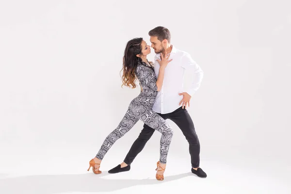 Společenský tanec, Bachata, kizomba, Tango, salsa, koncepce lidí-mladý pár tanec na bílém pozadí s prostorem pro kopírování — Stock fotografie