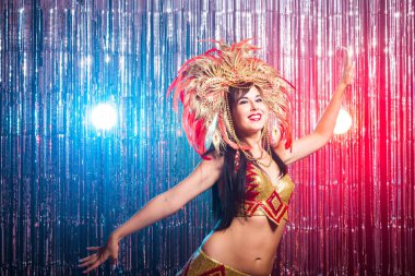 Karnaval, oryantal dans ve tatil konsepti - Altın kostüm giyen ve gülümseyen güzel kadın samba dansçısı