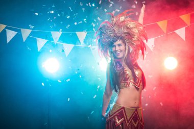 Karnaval, dansçı ve tatil konsepti - Renkli görkemli karnaval tüy takım seksi bir kadın Portresi. Kadın dansçının gece hayatı