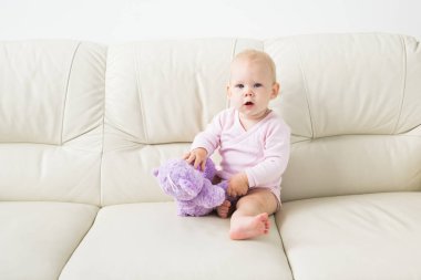 Çocuk, çocukluk ve çocuk kavramı - güzel gülümseyen bebek oturma