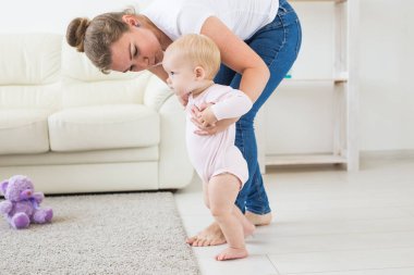 anne yardımı ile küçük bebek kız ilk adımlar