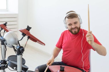 Hobi, müzik ve insan kavramı - Hafif arka plan üzerinde Davulcu adam