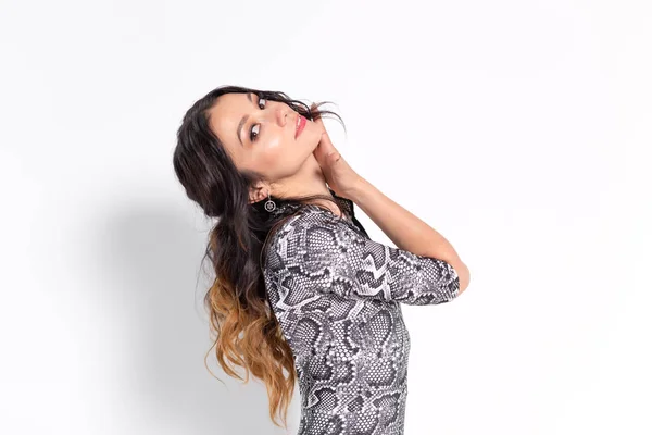 Latino Dance, improvisatie, hedendaagse en Vogue Dance concept-jonge mooie vrouw dansen op witte studio achtergrond — Stockfoto