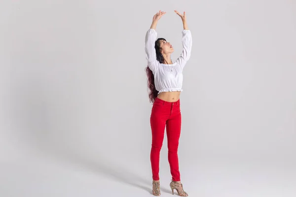 Латиноамериканский танец, импровизация, современный и модный танец - молодая красивая женщина танцует на белом фоне студии — стоковое фото