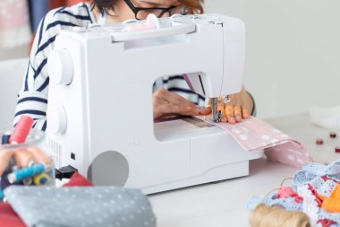 giyim tasarımcısı, terzi, insan kavramı - kadın terzi stüdyosunda çalışan