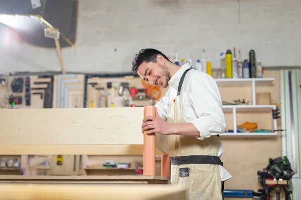 Kleine bedrijven, meubelproductie, Business en People concept-man werkt in de fabriek — Stockfoto