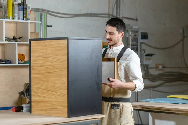 Meubelfabriek en kleine en middelgrote ondernemingen concept-man verzamelt meubel Details — Stockfoto