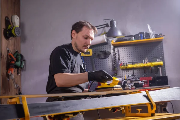 Onarım ve insan konsepti - Kayak tamiri hizmetinde