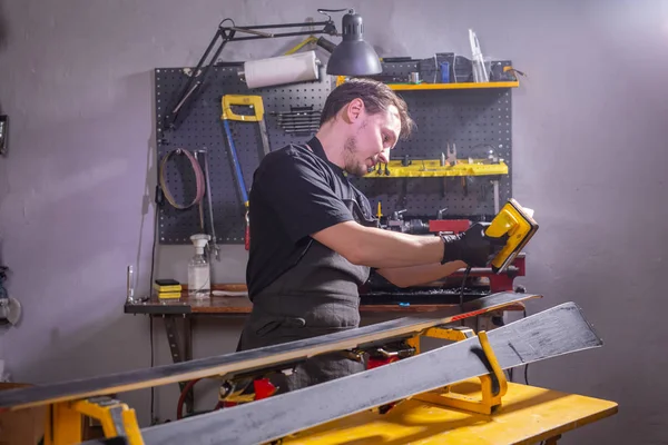 Onarım, insan kavramı - mekanik, adam bir kayak sürtünme