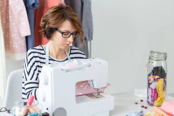Diseñador de ropa, costurera, concepto de la gente - costurera mujer que trabaja en su estudio — Foto de Stock