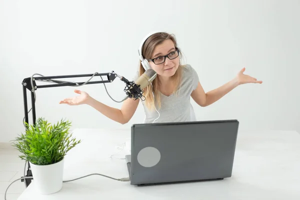 Blogger, streamer y concepto de radiodifusión - mujer joven DJ trabajando en la radio . — Foto de Stock