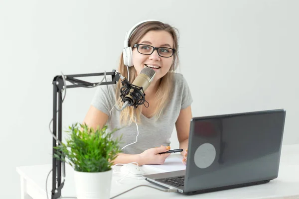 Concepto de presentadora de radio - Mujer joven que trabaja como presentadora de radio en la estación de radio — Foto de Stock