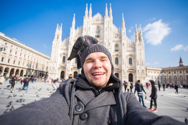İtalya, gezi ve seyahat kavramı - katedral Duomo Milan önünde selfie güvercinler ile alarak komik adam