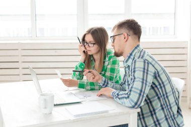 Evli çift şaşırdı. Koca ve karısı bir daire ödemek için faturaları düşünüyor ve bir dizüstü bilgisayar kendi ev muhasebe sonuçları aşağı yazarak alınan miktarın şok vardır.