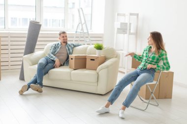 Yer değiştirme, gayrimenkul ve hareketli kavramı - onların yeni evine taşıdıktan genç çift