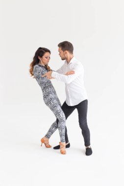Kopya alanı ile beyaz arka plan üzerinde genç aşk çift dans sosyal danse kizomba veya bachata