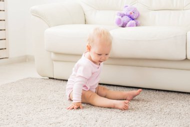 çocukluk, bebeklik ve insan kavramı - evde katta oturan mutlu küçük bebek kız