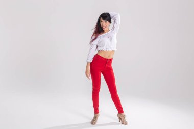 Latino dans, Doğaçlama, çağdaş ve vogue dans konsepti - beyaz stüdyo arka plan üzerinde dans genç güzel kadın