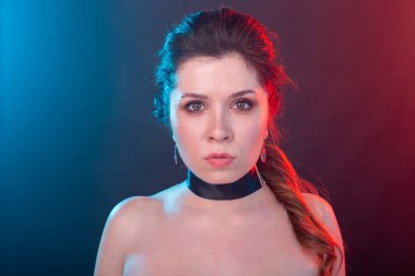 Cadılar Bayramı, tatil ve karnaval kavramı - gotik tarzı nda kadın portresi çok ciddi bakıyor